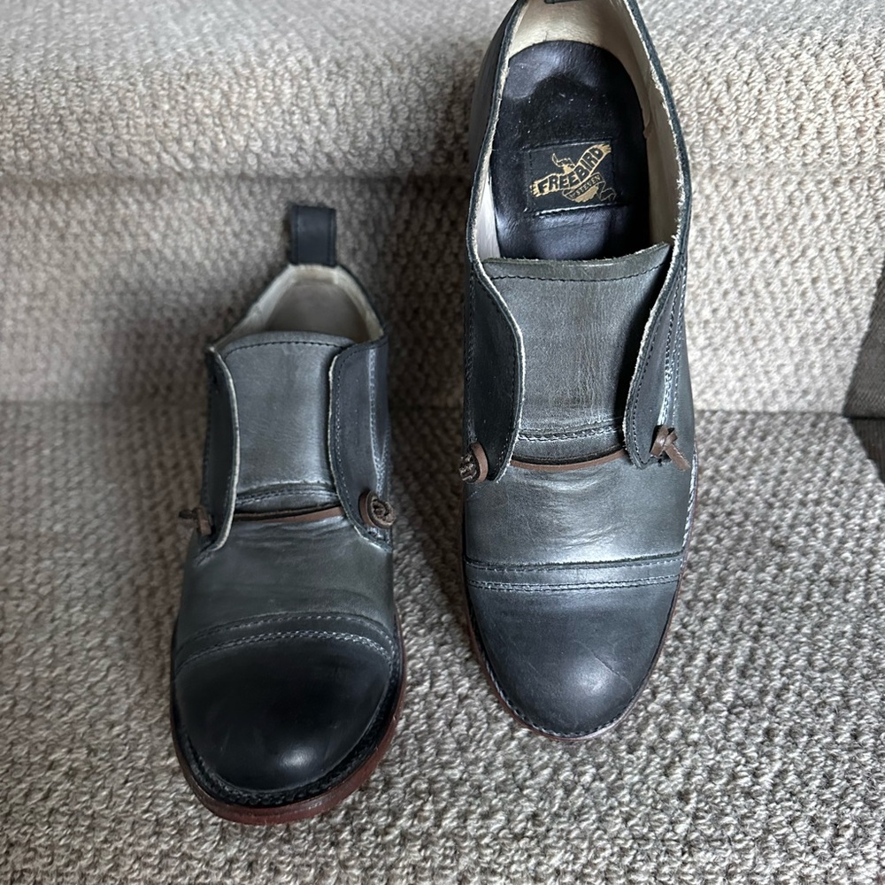Free Bird women’s Grey Leather Shoes